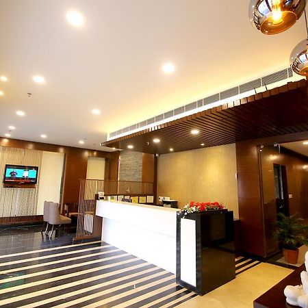 ホテル Chirag Residency ニューデリー エクステリア 写真